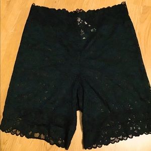 Victoria’s Secret LACE biker shorties NWT…LG